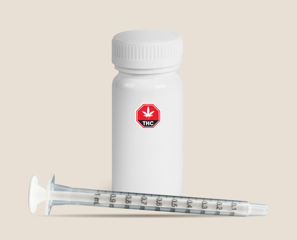 Bouteille blanche d’huile comestible avec symbole THC, accompagnée d’une seringue de dosage graduée, sur fond beige.