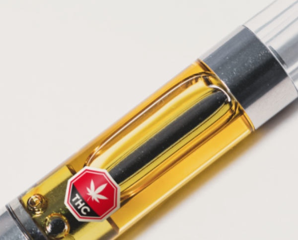 Photo de cartouche de vapotage de cannabis avec signe normalisé de THC.