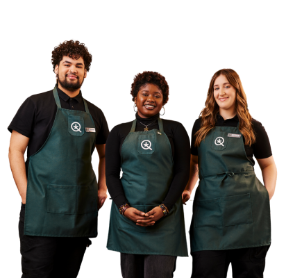 Trois conseillers de la SQDC avec leur tablier