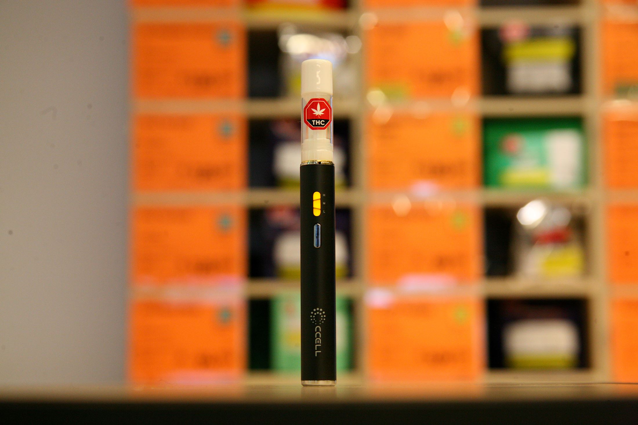 Vapoteuse de cannabis à filetage 510, présentée sur un comptoir en succursale SQDC.