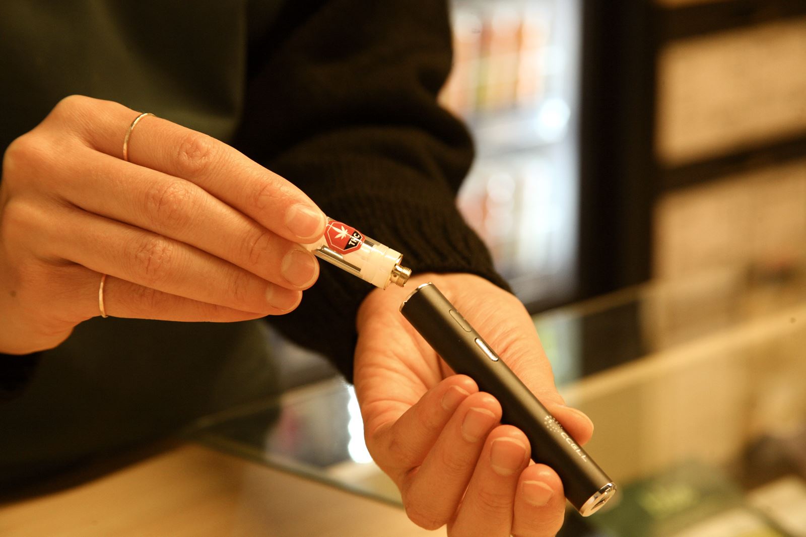 Démonstration en succursale SQDC de l’insertion d’une cartouche de vapotage de cannabis dans une batterie à filetage 510.