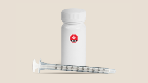 Contenant d’huile de cannabis avec signe de THC et pipette graduée.