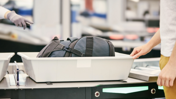 Bagage placé dans un bac au contrôle des douanes d'un aéroport.
