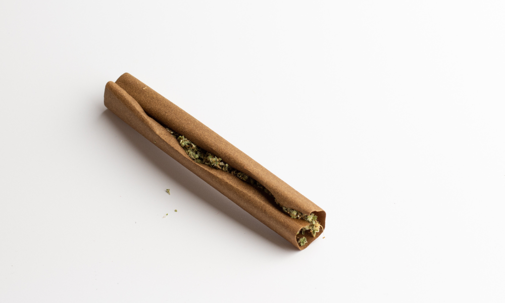 Blunt de cannabis préroulé illustrant un mode de consommation par combustion.